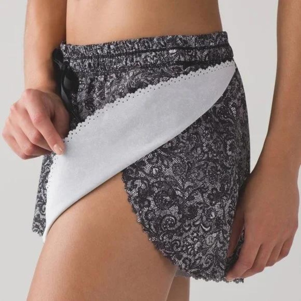 Lululemon Hit It Shorts Women's 4 Mini Cinder Lace White Black Swift Ultra Light